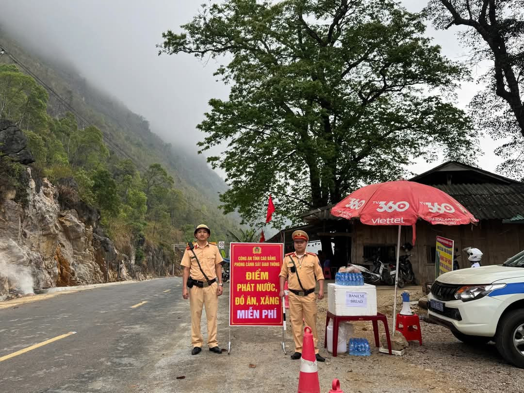 Lực lượng CSGT Công an tỉnh Cao Bằng tổ chức các điểm phát nước, đồ ăn, xăng miễn phí cho người dân dịp lễ 30/4. Lực lượng CSGT Công an tỉnh Cao Bằng tổ chức các điểm phát nước, đồ ăn, xăng miễn phí cho người dân dịp lễ 30/4.
