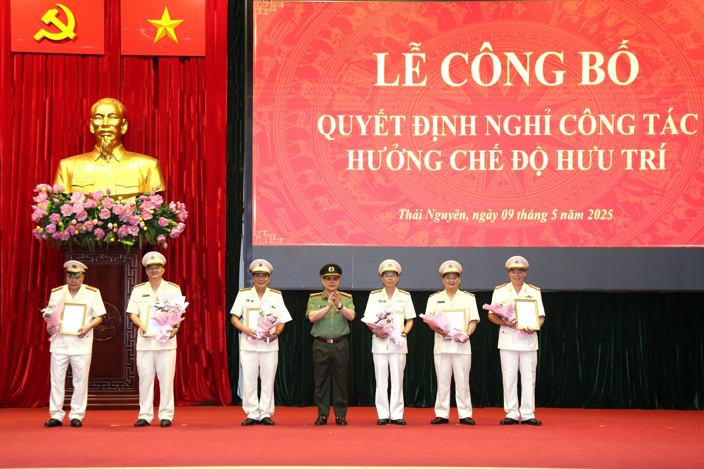 Đại tá Bùi Đức Hải - Ủy viên Ban thường vụ Tỉnh ủy, Bí thư Đảng ủy, Giám đốc Công an tỉnh Thái Nguyên trao Quyết định cho các đồng chí nghỉ chế độ hưu trí. Đại tá Bùi Đức Hải - Ủy viên Ban thường vụ Tỉnh ủy, Bí thư Đảng ủy, Giám đốc Công an tỉnh Thái Nguyên trao Quyết định cho các đồng chí nghỉ chế độ hưu trí.