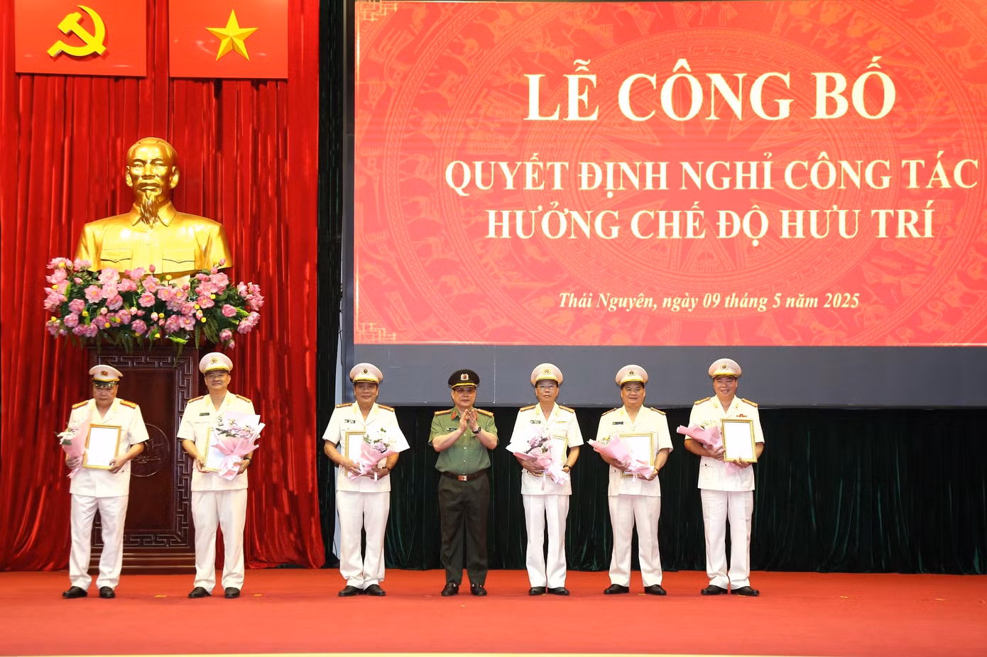 Đại tá Bùi Đức Hải - Ủy viên Ban thường vụ Tỉnh ủy, Bí thư Đảng ủy, Giám đốc Công an tỉnh Thái Nguyên trao Quyết định cho các đồng chí nghỉ chế độ hưu trí.
