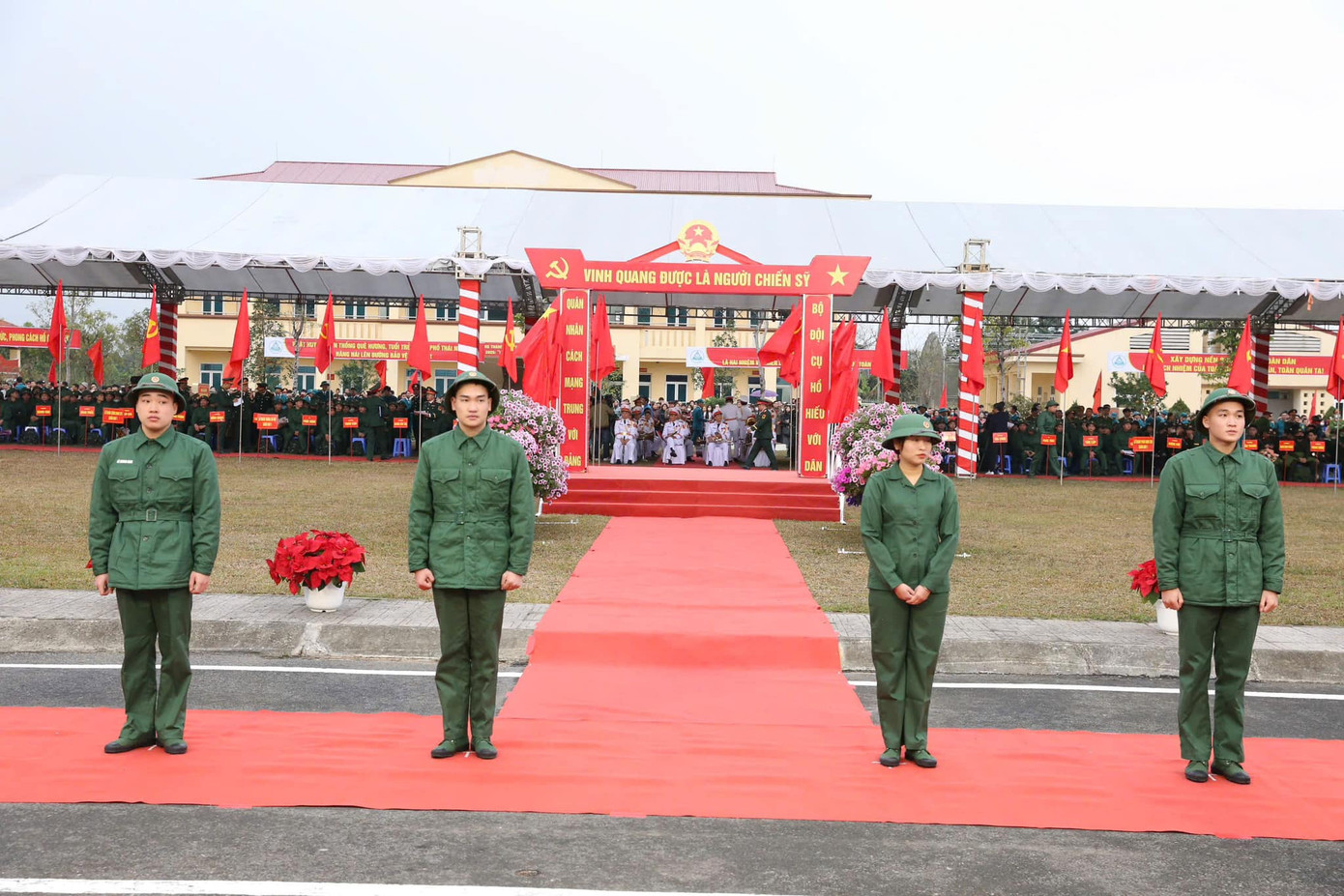 Các tân binh sẵn sàng lên đường nhập ngũ. Các tân binh sẵn sàng lên đường nhập ngũ.