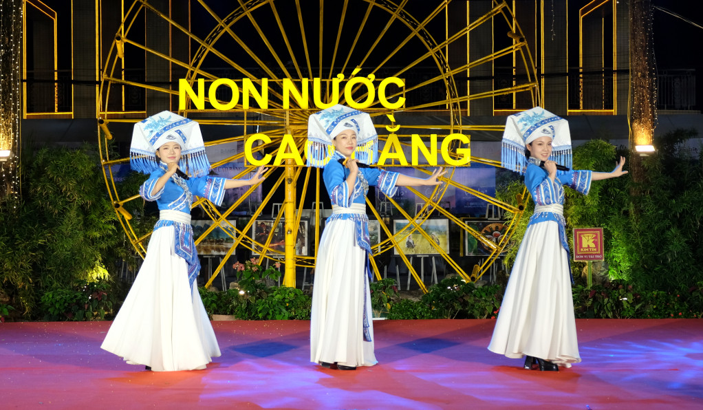 Tiết mục văn nghệ do các nghệ sỹ đoàn thành phố Bách Sắc biểu diễn tại chương trình. Ảnh: Báo Cao Bằng.