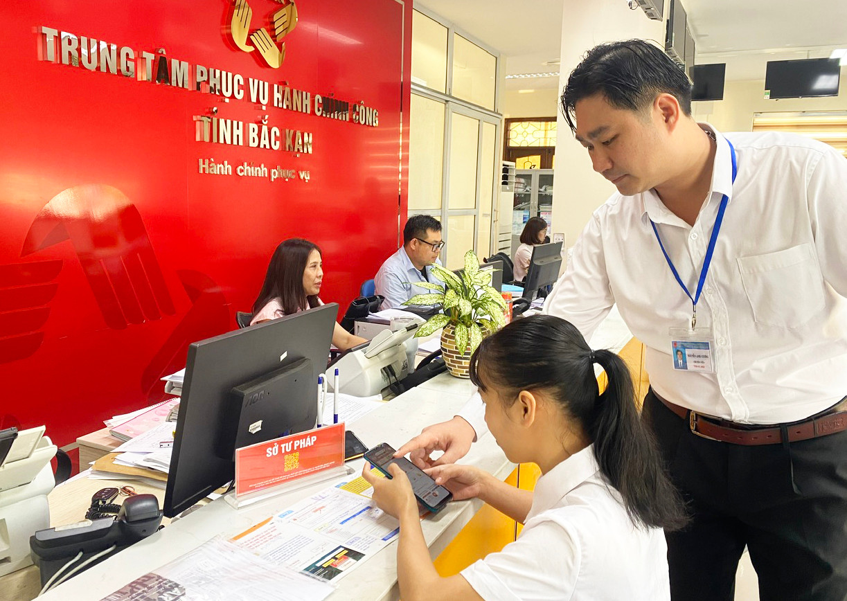 Cán bộ tư pháp tại Trung tâm Phục vụ hành chính công tỉnh Bắc Kạn hướng dẫn người dân. Ảnh: Cổng TTĐT tỉnh Bắc Kạn.
