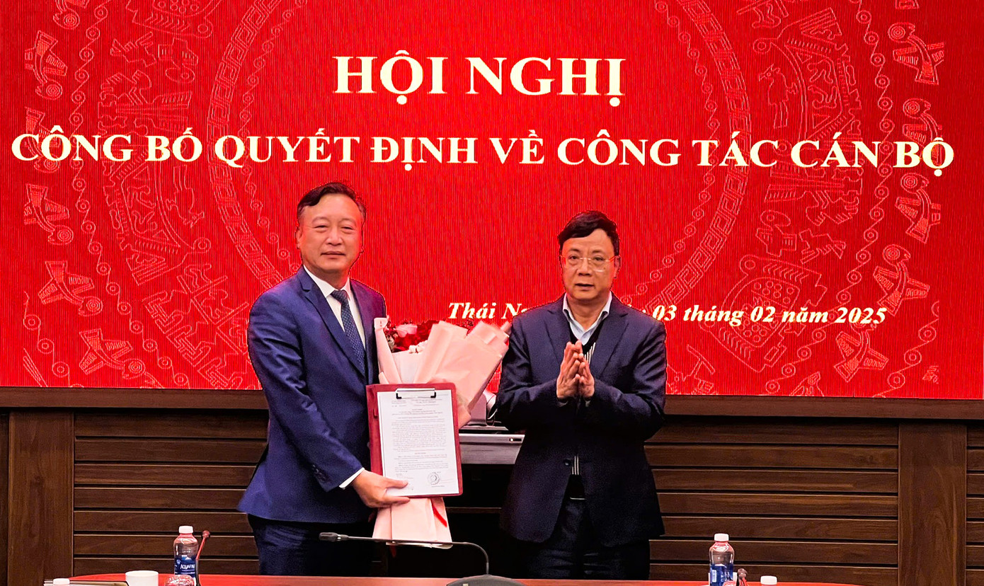 Ông Nguyễn Đình Việt (trái) - Phó Giám đốc Sở Ngoại vụ được điều động, bổ nhiệm giữ chức vụ Phó Trưởng Ban Quản lý các khu công nghiệp Thái Nguyên. Ông Nguyễn Đình Việt (trái) - Phó Giám đốc Sở Ngoại vụ được điều động, bổ nhiệm giữ chức vụ Phó Trưởng Ban Quản lý các khu công nghiệp Thái Nguyên.