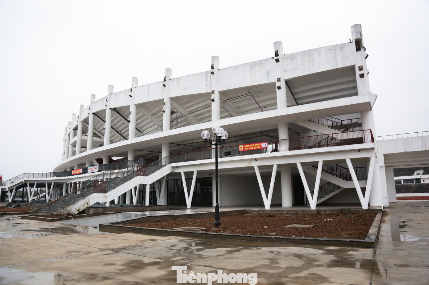 Hệ thống điện chiếu sáng của các trục đường giao thông được bố trí dọc theo vỉa hè. Hệ thống đèn chiếu sáng cho sân vận động được thiết kế để phục vụ cho từng cấp thi đấu. Toàn bộ hệ thống giàn đèn được gắn trên hệ mái khán đài A, B của sân vận động.