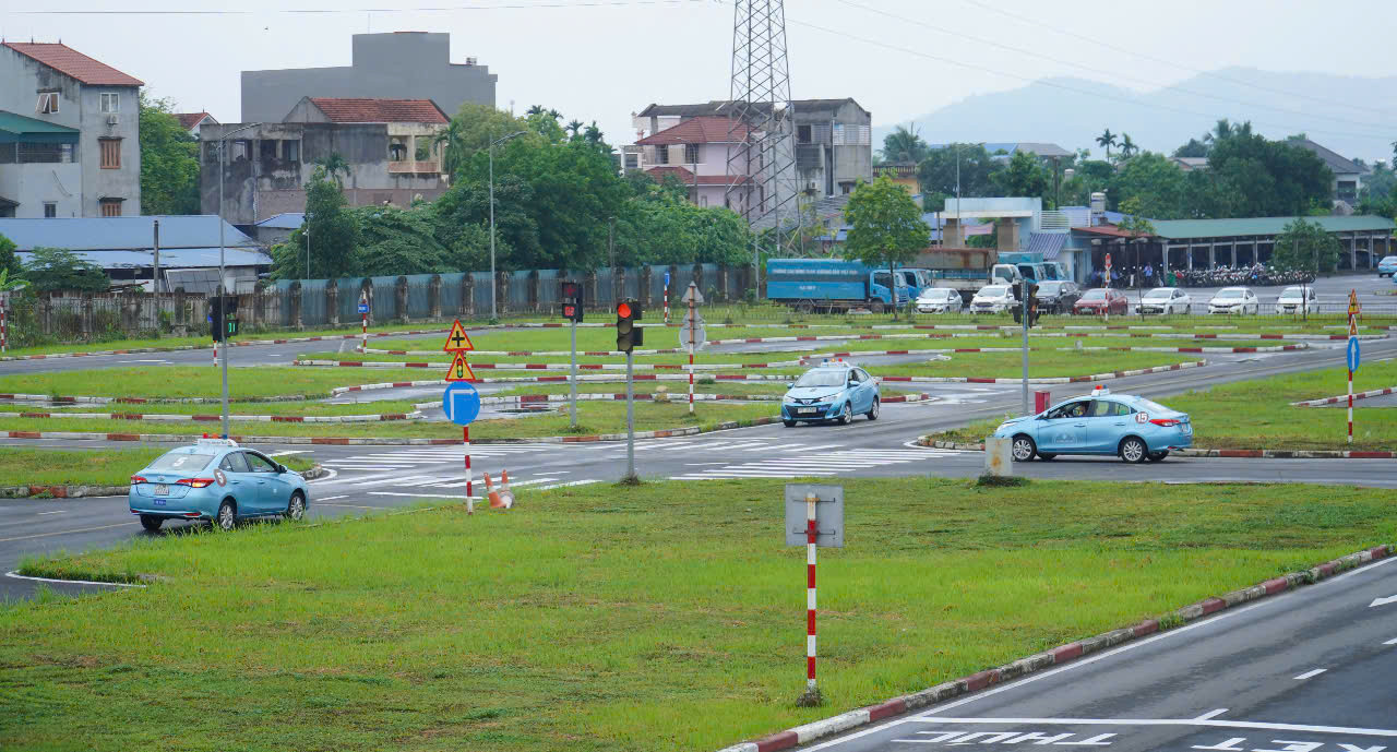 Theo đánh giá của Phòng Cảnh sát giao thông Công an tỉnh Thái Nguyên, trong ngày đầu tiên tổ chức thi, các sát hạch viên và thành viên hội đồng đã thực hiện nhiệm vụ nghiêm túc, bài bản, đảm bảo kỳ thi diễn ra đúng quy định pháp luật, minh bạch. Hầu hết thí sinh đánh giá cao và hài lòng với cách tổ chức thi mới. Đợt thi đầu tiên sẽ kéo dài trong hai ngày 17 và 18/5. Theo đánh giá của Phòng Cảnh sát giao thông Công an tỉnh Thái Nguyên, trong ngày đầu tiên tổ chức thi, các sát hạch viên và thành viên hội đồng đã thực hiện nhiệm vụ nghiêm túc, bài bản, đảm bảo kỳ thi diễn ra đúng quy định pháp luật, minh bạch. Hầu hết thí sinh đánh giá cao và hài lòng với cách tổ chức thi mới. Đợt thi đầu tiên sẽ kéo dài trong hai ngày 17 và 18/5.