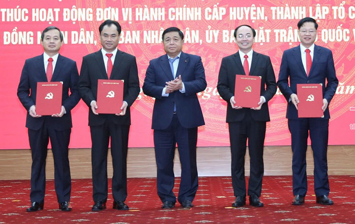 Phó Thủ tướng Chính phủ Nguyễn Chí Dũng trao các quyết định chỉ định Bí thư, Phó Bí thư Tỉnh ủy Thái Nguyên mới.