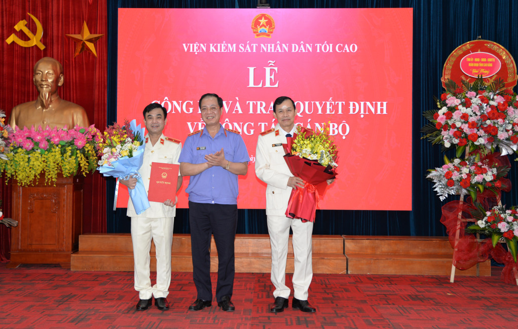 Lãnh đạo Viện KSND Tối cao tặng hoa và trao quyết định nghỉ hưu cho ông Đàm Nghĩa Quân (phải) và quyết định bổ nhiệm giữ chức vụ Viện trưởng Viện KSND tỉnh Cao Bằng cho ông Ngô Bảo Ngọc (trái). Lãnh đạo Viện KSND Tối cao tặng hoa và trao quyết định nghỉ hưu cho ông Đàm Nghĩa Quân (phải) và quyết định bổ nhiệm giữ chức vụ Viện trưởng Viện KSND tỉnh Cao Bằng cho ông Ngô Bảo Ngọc (trái).