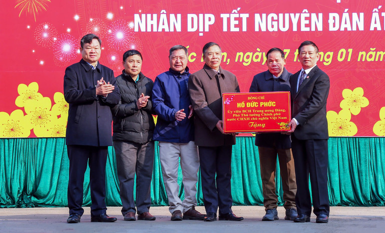 Phó Thủ tướng Hồ Đức Phớc (ngoài cùng bên phải) trao quà tết cho các hoàn cảnh khó khăn tại Bắc Kạn. Phó Thủ tướng Hồ Đức Phớc (ngoài cùng bên phải) trao quà tết cho các hoàn cảnh khó khăn tại Bắc Kạn.