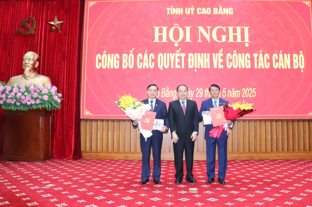 Bí thư Tỉnh ủy Cao Bằng Quản Minh Cường (giữa) trao quyết định và tặng hoa cho ông Hoàng Xuân Ánh (phải) và Triệu Đình Lê (trái).