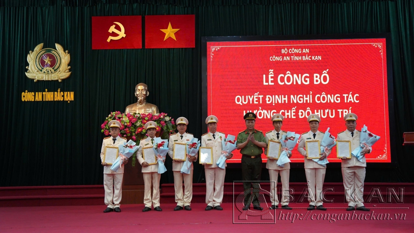 Đại tá Hà Văn Tuyên - Giám đốc Công an tỉnh trao Quyết định nghỉ hưu đối với 8 đồng chí. Đại tá Hà Văn Tuyên - Giám đốc Công an tỉnh trao Quyết định nghỉ hưu đối với 8 đồng chí.