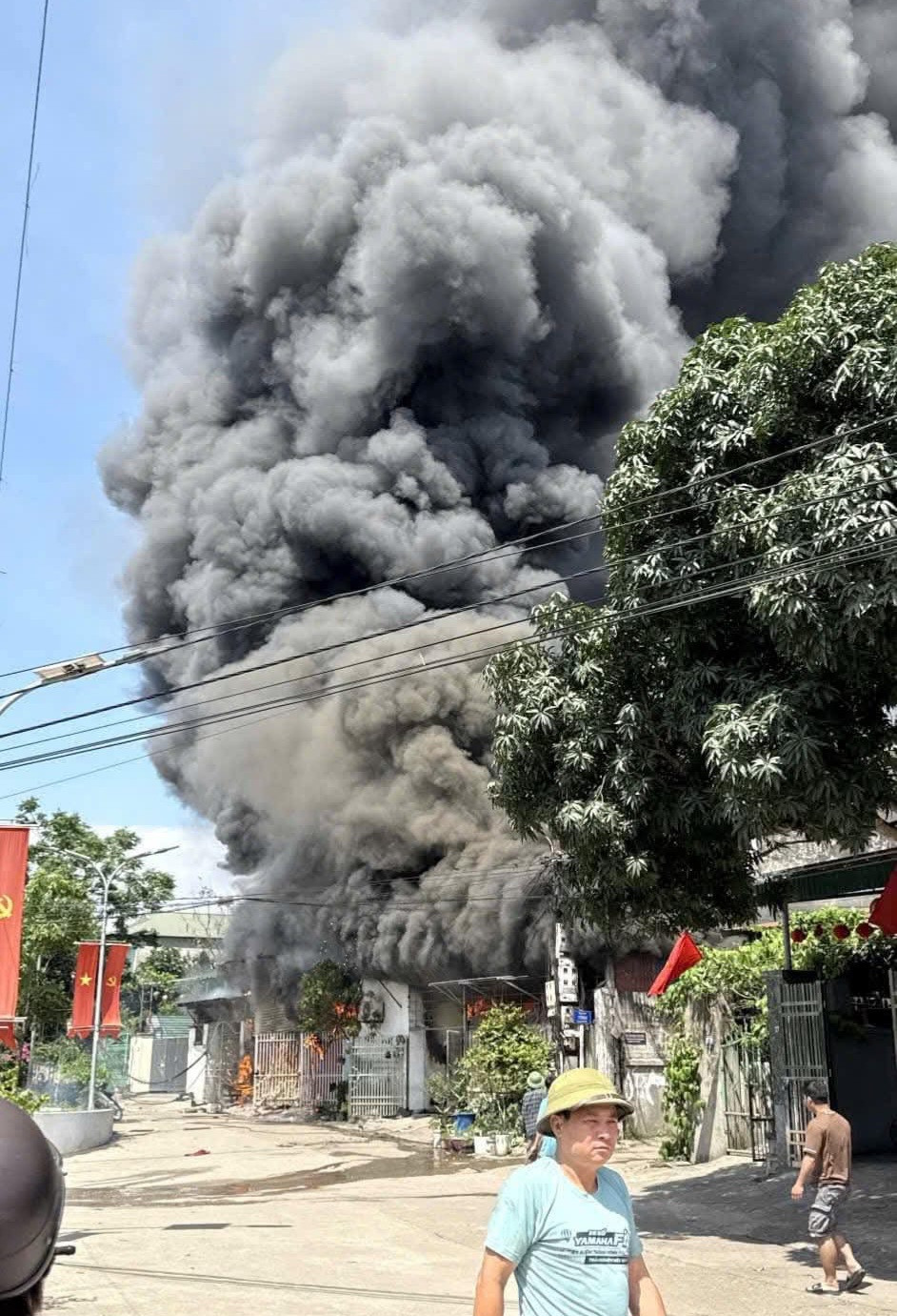 Vụ cháy nhà dân ở tổ 8, phường Gia Sàng, TP Thái Nguyên sáng 12/5 hiện đã được khống chế. Vụ cháy nhà dân ở tổ 8, phường Gia Sàng, TP Thái Nguyên sáng 12/5 hiện đã được khống chế.