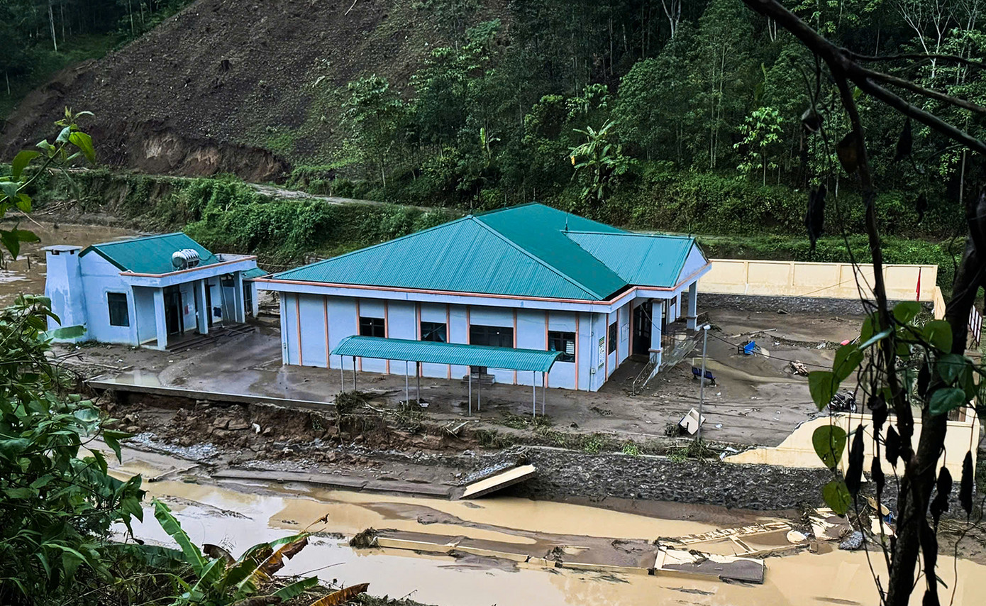 Một số trụ sở, công trình giao thông cũng bị hư hại.