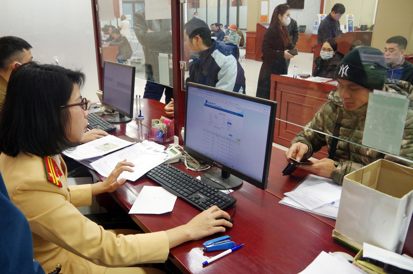 Lực lượng CSGT công an tỉnh Thái Nguyên thực hiện việc cấp đổi GPLX cho người dân. Lực lượng CSGT công an tỉnh Thái Nguyên thực hiện việc cấp đổi GPLX cho người dân.