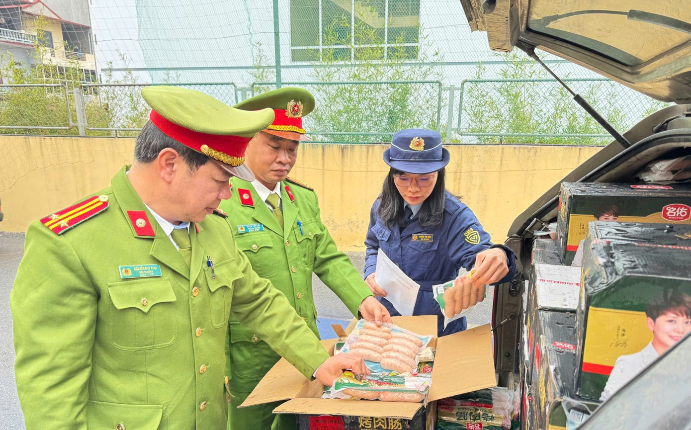 Lực lượng chức năng bắt giữ xe chở xúc xích không rõ nguồn gốc.