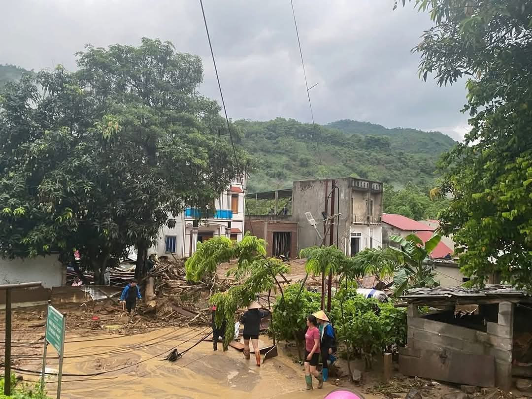 Hiện lãnh đạo tỉnh cùng các lực lượng đang tiếp cận hiện trường, hỗ trợ người dân.