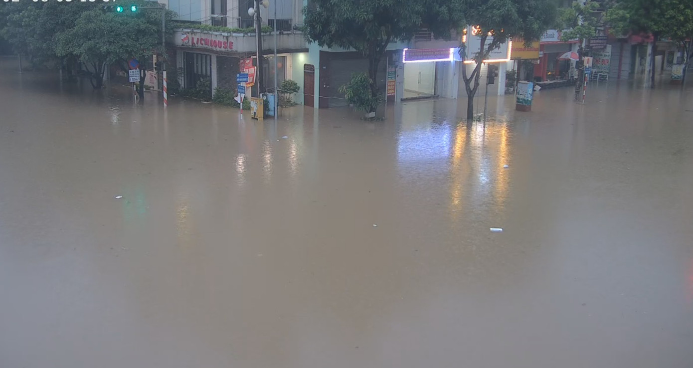 Ngã tư Lương Ngọc Quyến - Phan Đình Phùng (Thành phố Thái Nguyên) lúc hơn 7h sáng 21/6. Ngã tư Lương Ngọc Quyến - Phan Đình Phùng (Thành phố Thái Nguyên) lúc hơn 7h sáng 21/6.