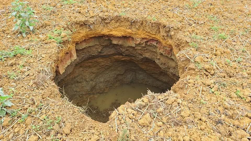 Hố sâu khoảng 6 mét. Hố sâu khoảng 6 mét.