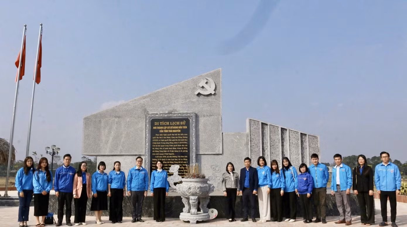 Cơ quan Tỉnh Đoàn Thái Nguyên tổ chức chương trình về nguồn và sinh hoạt chuyên đề.