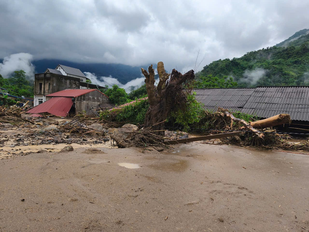 Nhiều nhà ở của người dân bị thiệt hại nặng nề.