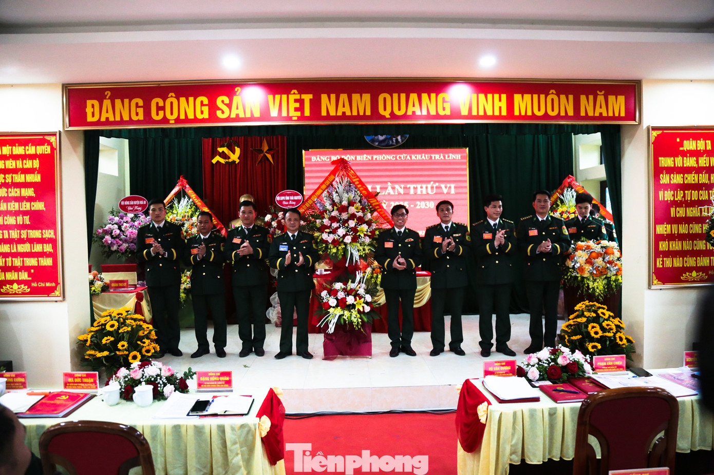 Lãnh đạo Bộ chỉ huy Bộ đội Biên phòng tỉnh Cao Bằng chúc mừng Ban Chấp hành Đảng bộ Đồn Biên phòng cửa khẩu Trà Lĩnh khóa mới gồm 7 đồng chí. Ảnh: Hân Nguyễn.