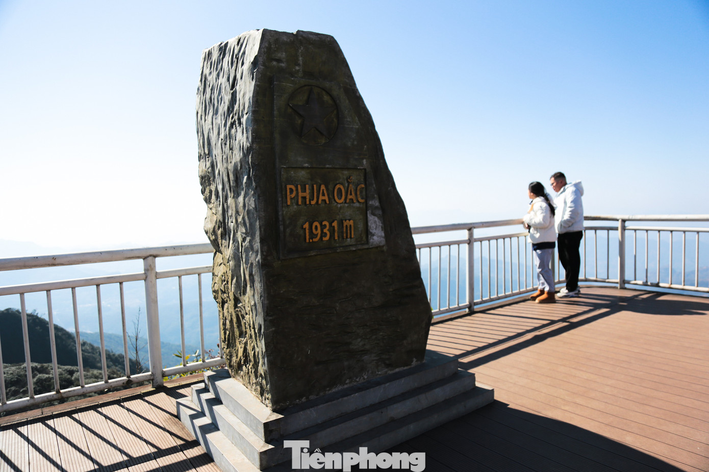 Từ chân núi dẫn lên đỉnh Phia Oắc, du khách có thể đi bằng xe máy hoặc ô tô trên quãng đường khoảng 5km.
