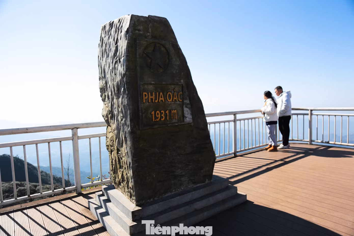 Từ chân núi dẫn lên đỉnh Phia Oắc, du khách có thể đi bằng xe máy hoặc ô tô trên quãng đường khoảng 5km.