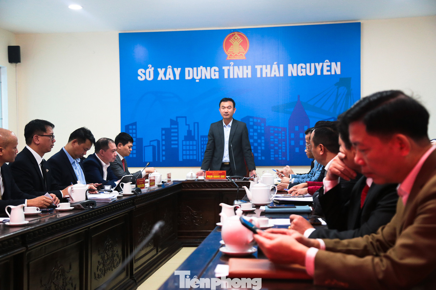 Cuộc họp buổi đầu tiên của Ban chấp hành Đảng bộ Sở Xây dựng tỉnh Thái Nguyên sau hợp nhất được tổ chức sáng 1/3. Ảnh: Hân Nguyễn. Cuộc họp buổi đầu tiên của Ban chấp hành Đảng bộ Sở Xây dựng tỉnh Thái Nguyên sau hợp nhất được tổ chức sáng 1/3. Ảnh: Hân Nguyễn.