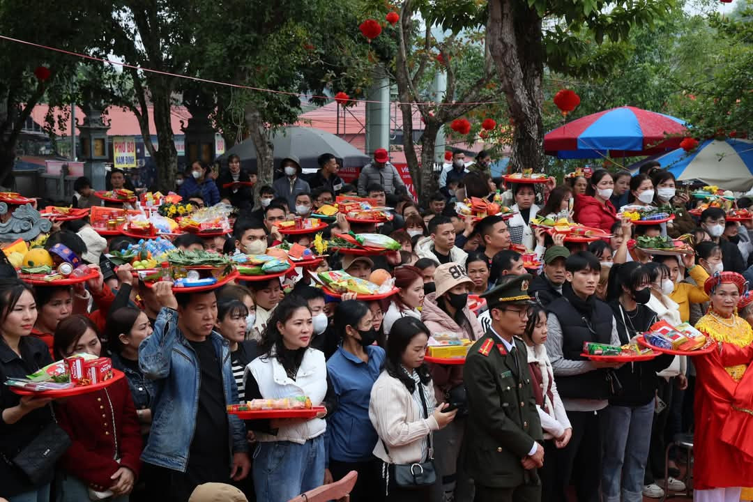 Đông đảo nhân dân và du khách có mặt tại lễ khai hội.