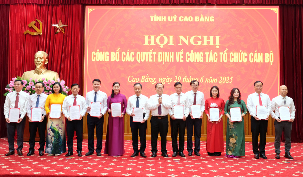 Bí thư Tỉnh ủy Cao Bằng Quản Minh Cường trao quyết định cho các đồng chí nhận nhiệm vụ mới. Bí thư Tỉnh ủy Cao Bằng Quản Minh Cường trao quyết định cho các đồng chí nhận nhiệm vụ mới.
