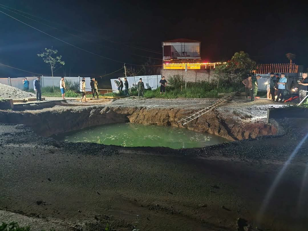 Vị trí "hố tử thần" nơi nghi có người và xe rơi xuống.