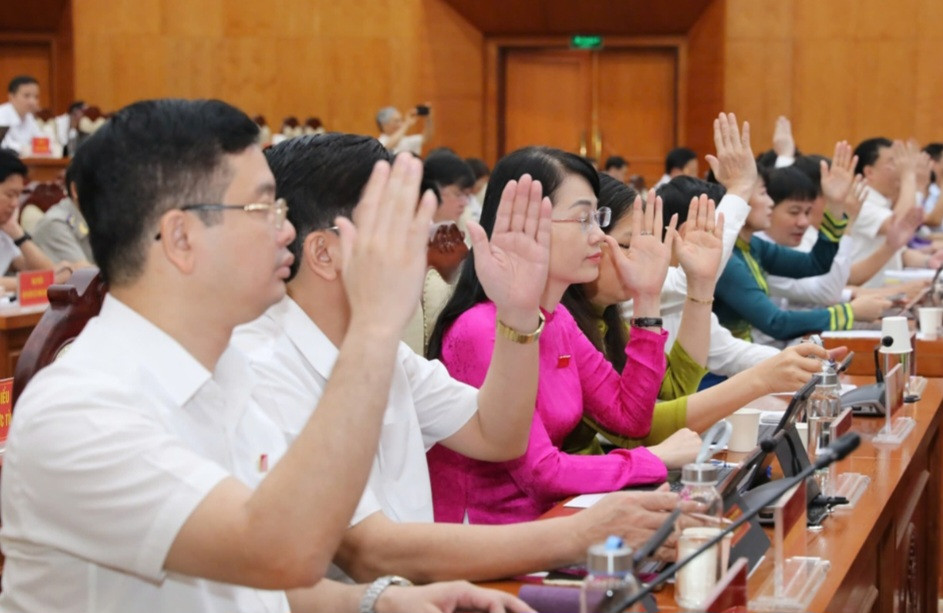 Các đại biểu HĐND tỉnh Thái Nguyên biểu quyết thông qua các nghị quyết tại kỳ họp sáng 23/4.
