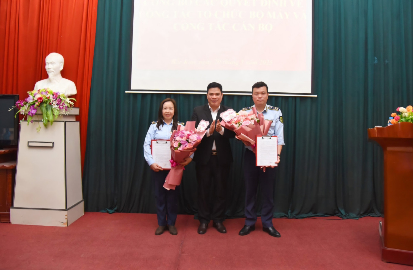 Ông Hà Sỹ Thắng - Giám đốc Sở Công Thương Bắc Kạn - trao quyết định bổ nhiệm Chi cục trưởng Chi cục QLTT cho ông Trần Văn Khánh và Phó Chi cục trưởng cho bà Ngôn Thị Hiền. Ông Hà Sỹ Thắng - Giám đốc Sở Công Thương Bắc Kạn - trao quyết định bổ nhiệm Chi cục trưởng Chi cục QLTT cho ông Trần Văn Khánh và Phó Chi cục trưởng cho bà Ngôn Thị Hiền.