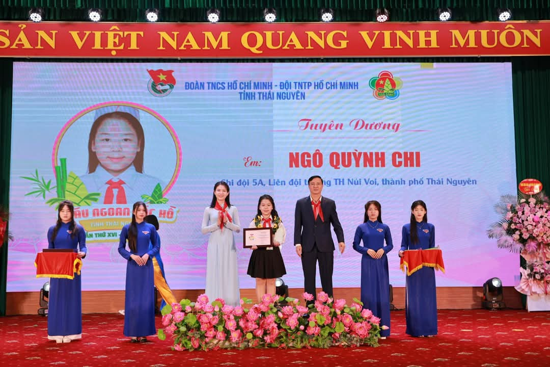 Các em học sinh tiêu biểu được tuyên dương. Các em học sinh tiêu biểu được tuyên dương.