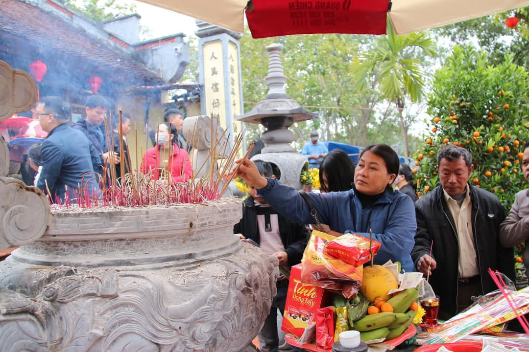 Người dân lễ chùa cầu may mắn, bình an.