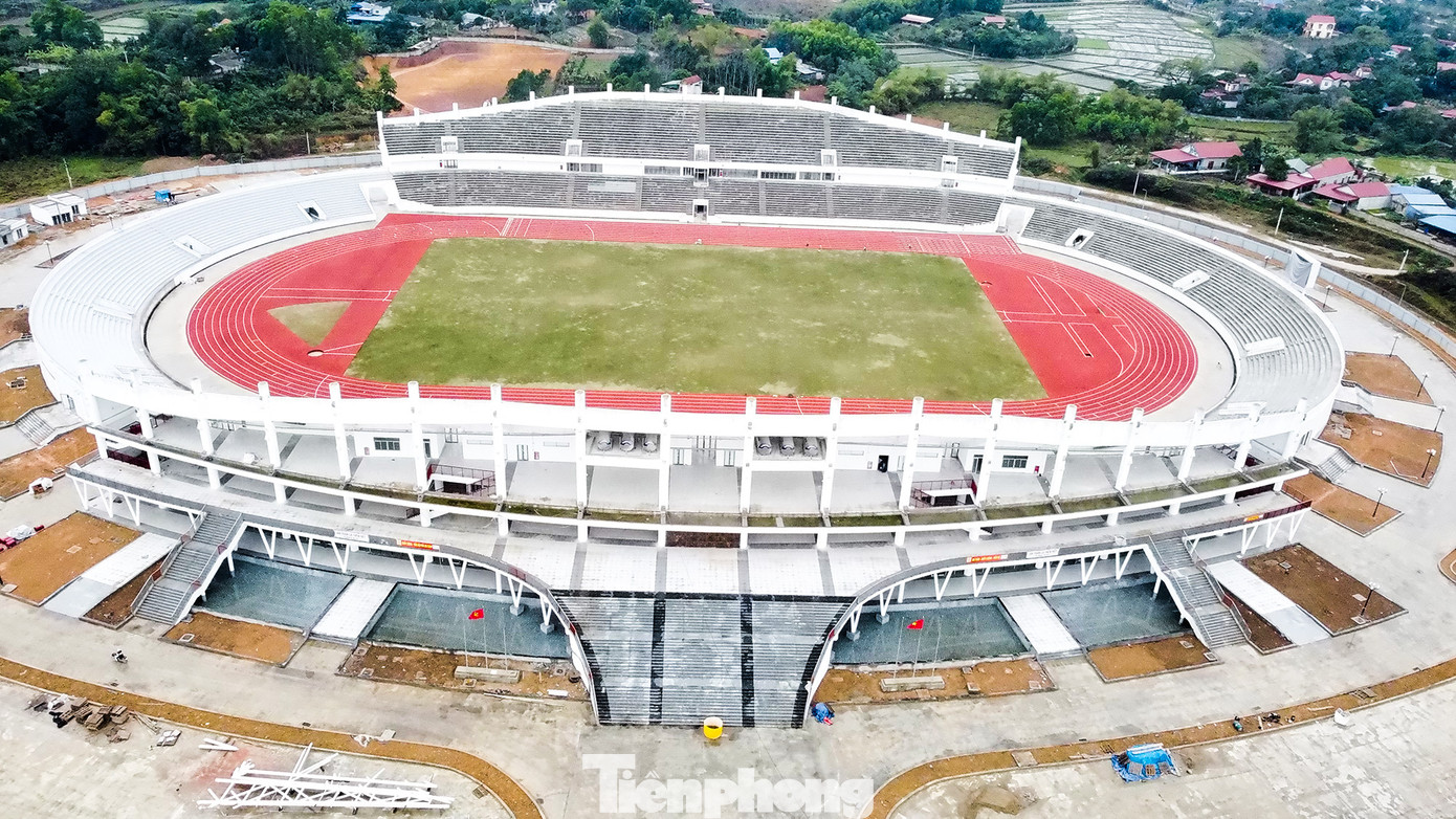 Khởi công từ tháng 12/2022, đến nay nhiều hạng mục công trình đã hoàn thiện. Một số công đoạn cuối như lắp mái che, sơn, lắp ghế khán đài hay chăm sóc, cắt cỏ... đang được gấp rút hoàn thành, kịp bàn giao trong quý II/2025.