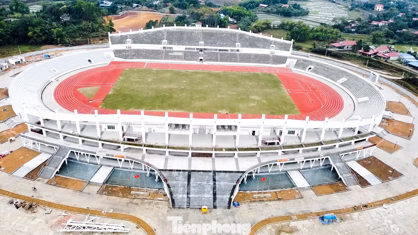 Khởi công từ tháng 12/2022, đến nay nhiều hạng mục công trình đã hoàn thiện. Một số công đoạn cuối như lắp mái che, sơn, lắp ghế khán đài hay chăm sóc, cắt cỏ... đang được gấp rút hoàn thành, kịp bàn giao trong quý II/2025.
