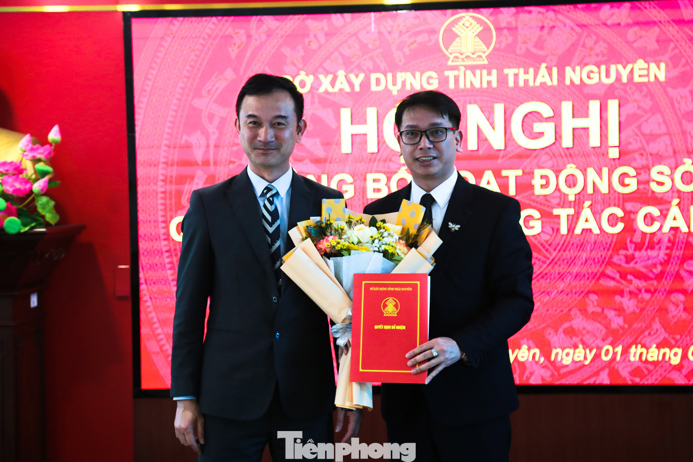 Ông Phạm Quang Anh - Giám đốc Sở Xây dựng trao quyết định cho Chánh Văn phòng sở. Ảnh: Hân Nguyễn. Ông Phạm Quang Anh - Giám đốc Sở Xây dựng trao quyết định cho Chánh Văn phòng sở. Ảnh: Hân Nguyễn.