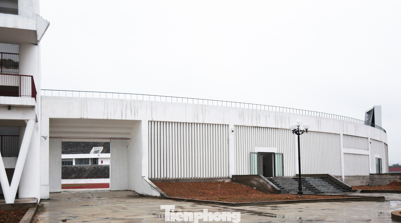 Khu vực khán đài C, D không có mái che với số chỗ ngồi 7.000 chỗ.