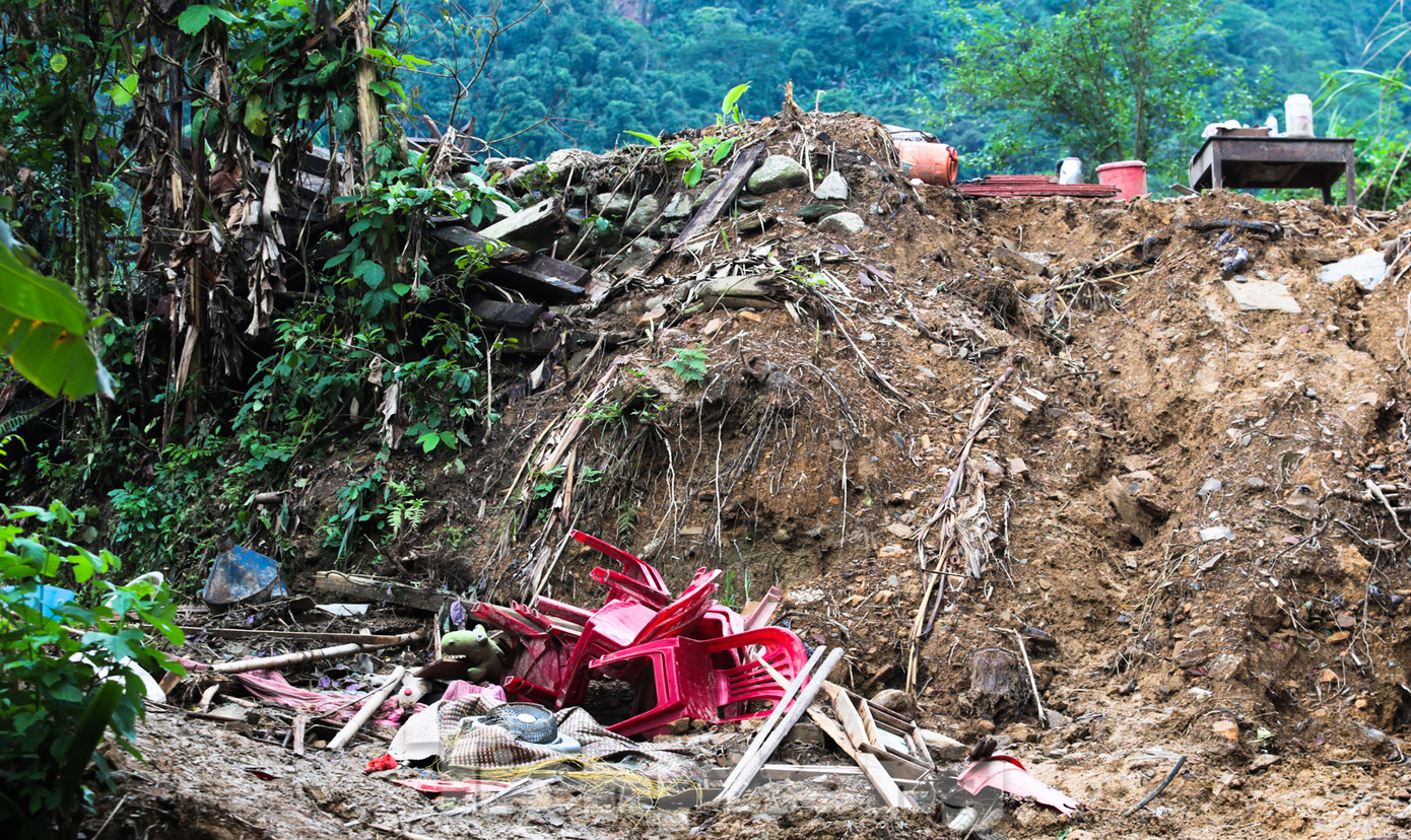 Những vật dụng quen thuộc hàng ngày như ghế ngồi, chiếu, quạt, được xếp lại một chỗ.