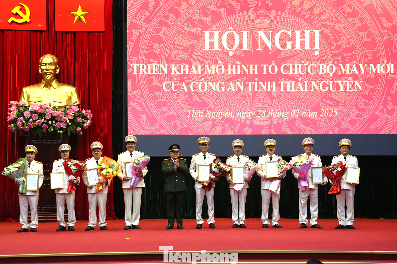 Đại tá Bùi Đức Hải - Giám đốc Công an tỉnh Thái Nguyên trao Quyết định, tặng hoa chúc mừng các đồng chí được điều động. Đại tá Bùi Đức Hải - Giám đốc Công an tỉnh Thái Nguyên trao Quyết định, tặng hoa chúc mừng các đồng chí được điều động.