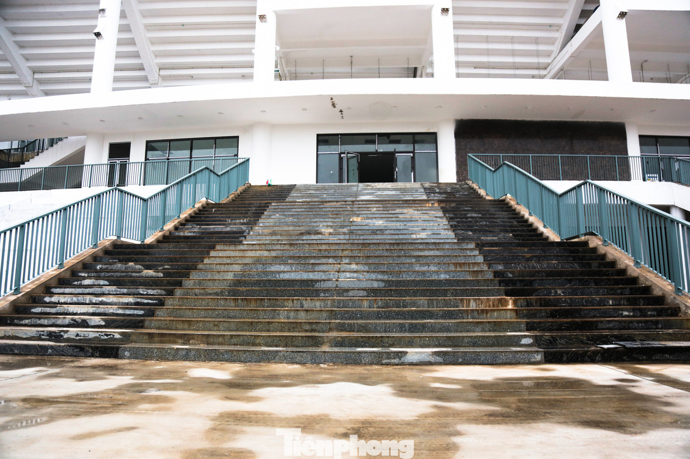 Lối vào khán đài với các bậc được lát đá và bố trí lan can an toàn.