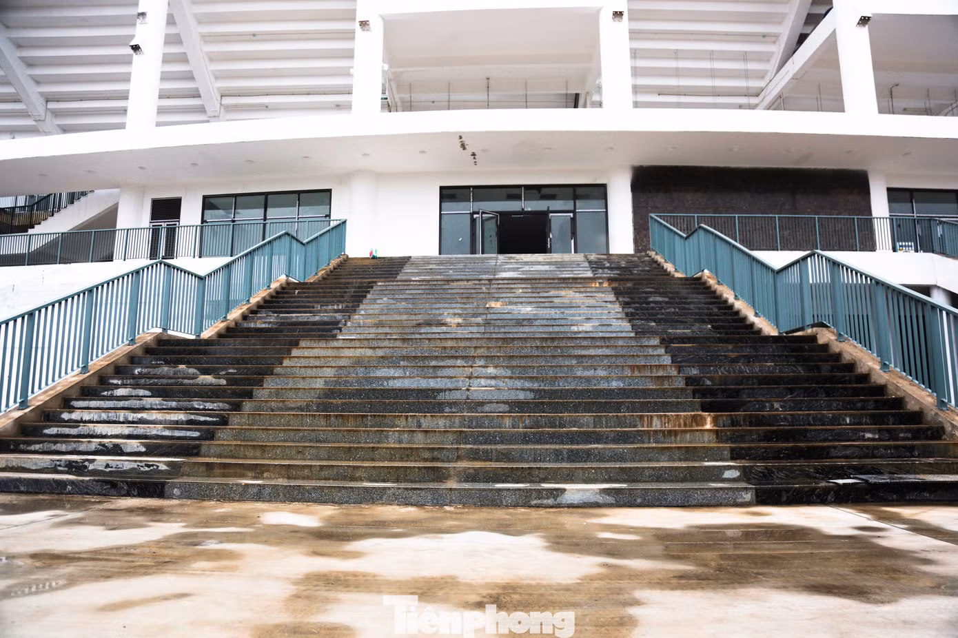 Lối vào khán đài với các bậc được lát đá và bố trí lan can an toàn.