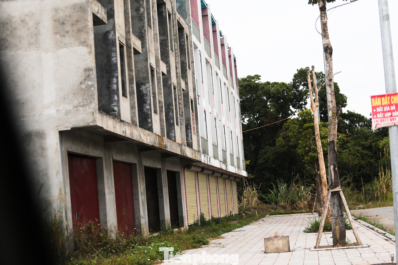 Dù dự án chưa hoàn thiện thi công hạ tầng kỹ thuật, nhưng cũng theo Công ty cổ phần Kosy, đơn vị đã được UBND tỉnh Thái Nguyên ban hành quyết định cấp giấy chứng nhận quyền sử dụng đất, quyền sở hữu nhà ở và tài sản gắn liền với đất đối với 223 lô đất. Các cấp có thẩm quyền cũng cho phép chuyển nhượng, cho phép bất động sản được đưa vào kinh doanh đối với 131 lô đất.