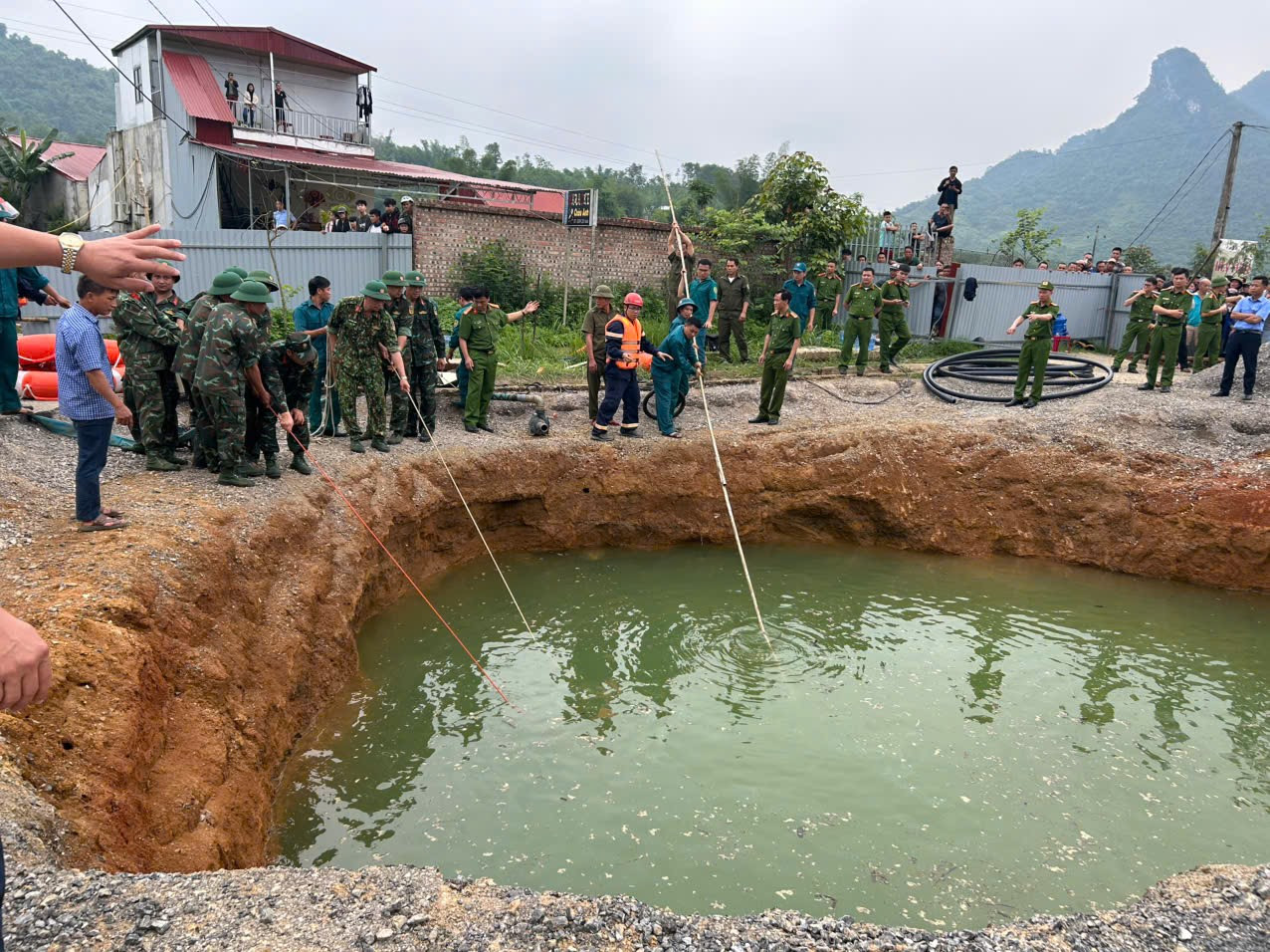 Vị trí hố sụt lún nghi có người rơi xuống ở xã Kim Lư, huyện Na Rì, Bắc Kạn. Vị trí hố sụt lún nghi có người rơi xuống ở xã Kim Lư, huyện Na Rì, Bắc Kạn.