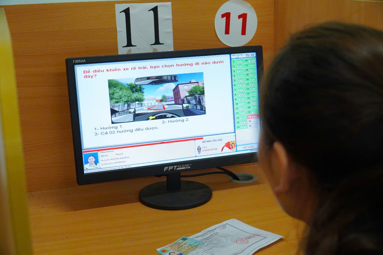 Một thí sinh thi lý thuyết trên máy tính. Một thí sinh thi lý thuyết trên máy tính.