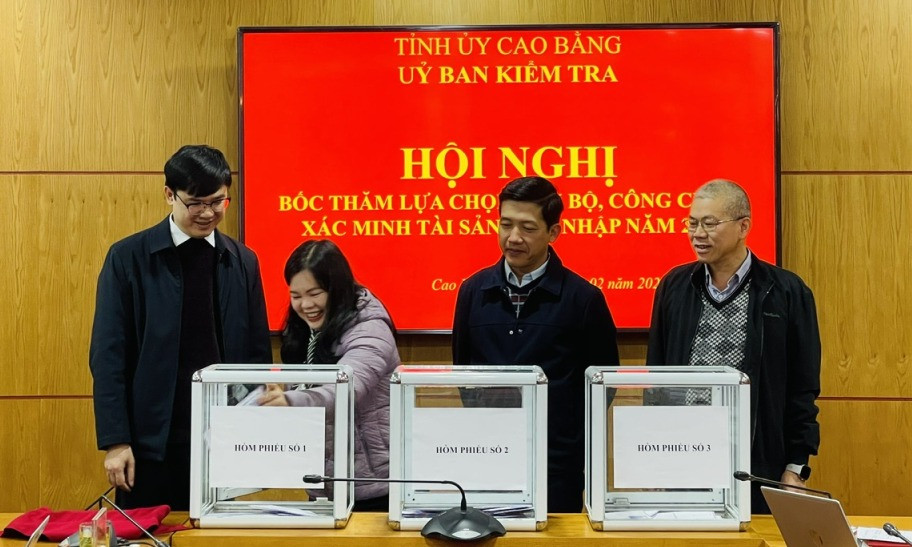 Bốc thăm lựa chọn cán bộ, công chức xác minh tài sản thu nhập năm 2025. Ảnh: Báo Cao Bằng. Bốc thăm lựa chọn cán bộ, công chức xác minh tài sản thu nhập năm 2025. Ảnh: Báo Cao Bằng.