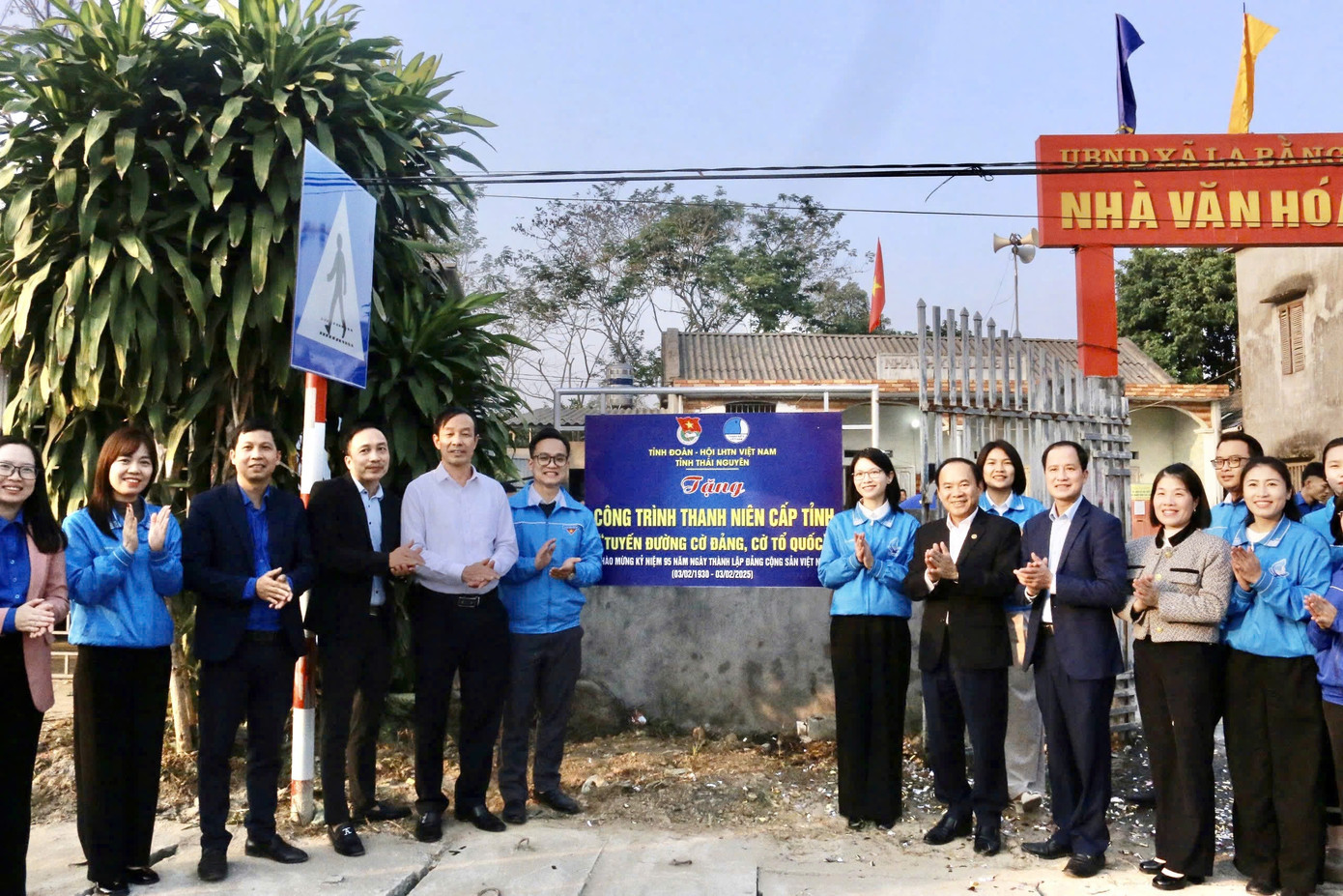 Đoàn viên thanh niên của 2 xã La Bằng, Bản Ngoại trực tiếp tham gia đóng góp ngày công để triển khai, thi công lắp đặt công trình.