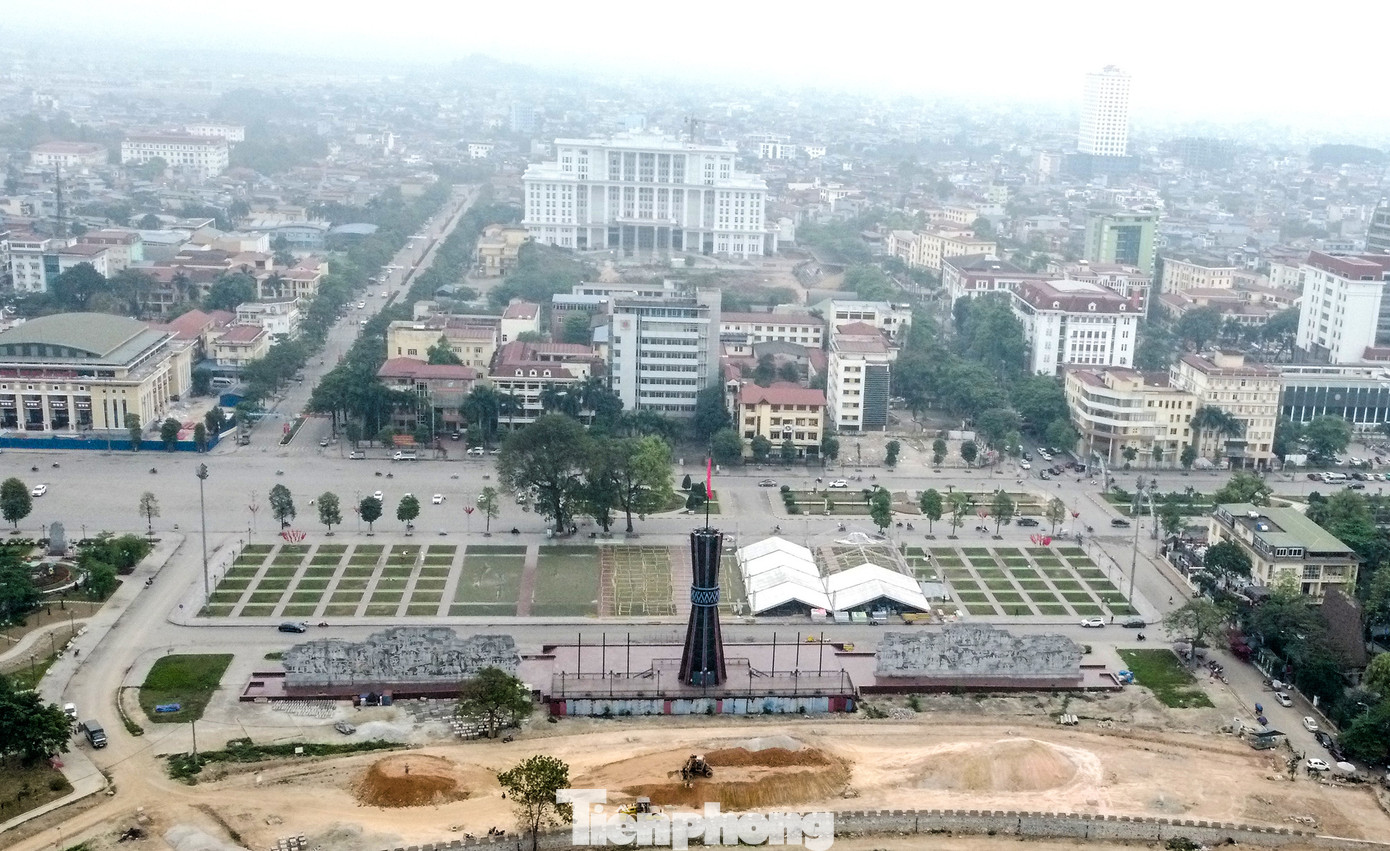 Dự án khu đô thị mới, phố đi bộ trung tâm thành phố Thái Nguyên có vị trí đắc địa trên nền các trụ sở cơ quan, đơn vị đã hoặc sắp di dời. Sau khi đấu giá tìm nhà đầu tư, nơi đây sẽ hình thành nên khu đô thị với các dãy nhà liền kề, khu kinh doanh thương mại và phố đi bộ. Trụ sở các cơ quan làm việc tỉnh Thái Nguyên đang xây dựng với phía trước có tuyến phố đi bộ dẫn ra quảng trường.