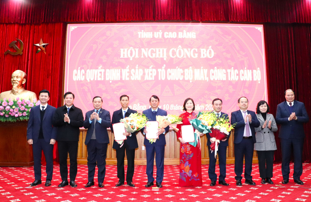 Tỉnh ủy Cao Bằng vừa tổ chức hội nghị công bố các quyết định về sắp xếp tổ chức bộ máy, công tác cán bộ. Ảnh: Báo Cao Bằng. Tỉnh ủy Cao Bằng vừa tổ chức hội nghị công bố các quyết định về sắp xếp tổ chức bộ máy, công tác cán bộ. Ảnh: Báo Cao Bằng.