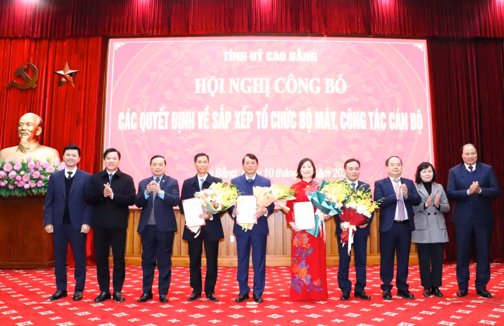 Tỉnh ủy Cao Bằng vừa tổ chức hội nghị công bố các quyết định về sắp xếp tổ chức bộ máy, công tác cán bộ. Ảnh: Báo Cao Bằng. Tỉnh ủy Cao Bằng vừa tổ chức hội nghị công bố các quyết định về sắp xếp tổ chức bộ máy, công tác cán bộ. Ảnh: Báo Cao Bằng.